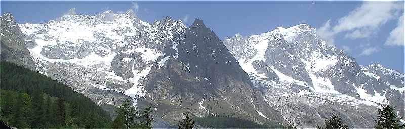 Massif du Mont Blanc: la Deant du Géant à gauche et les Grandes Jorasses à droite vues de Courmayeur