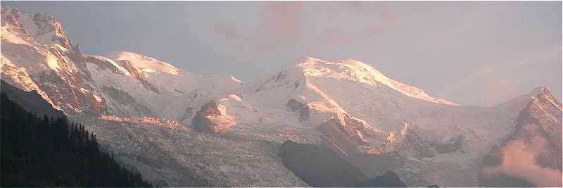 Le Massif du Mont Blanc au lever du soleil
