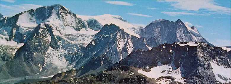 A gauche, le Pigne d'Arolla (3796 m), à droite, le Mont Blanc de Cheilon (3869 m)