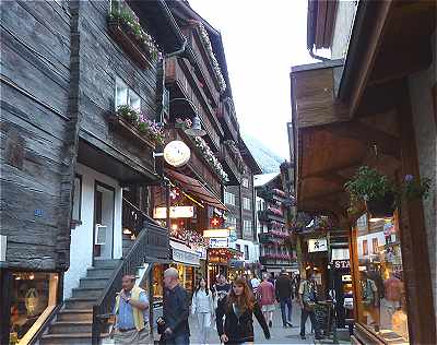 Un passage de la rue principale de Zermatt