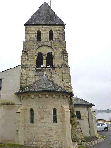 Chevet et clocher de l'église Notre-Dame des Tuffeaux à Chenehutte les Tuffeaux