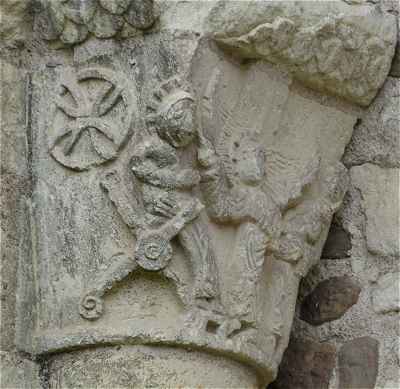 Chapiteau de la base du clocher de l'église de Cunault: l'Annonciation