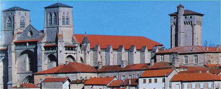 L'église Saint Robert de La Chaise-Dieu avec à droite la Tour Clémentine