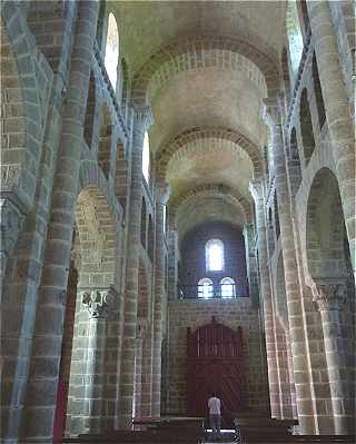 Nef de l'église Romane de Châtel-Montagne