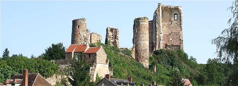 Ruines du château médiéval de Hérisson