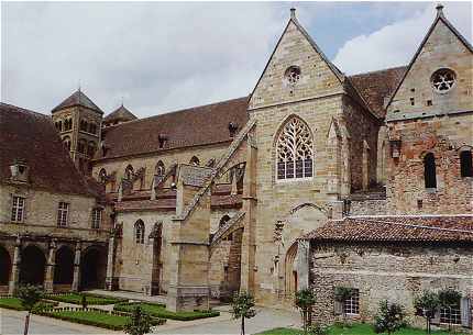 Cloitre et côté Sud de l'église de Souvigny