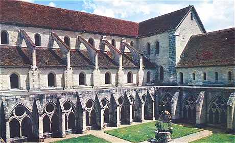 L'Abbaye de Noirlac avec le cloitre du XVème siècle