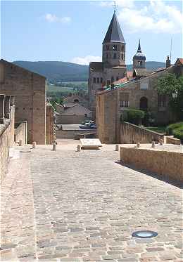 Perspective sur les ruines de l'ancienne église abbatiale de Cluny