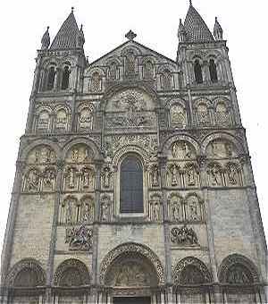 La façade sculptée de la cathédrale Saint Pierre d'Angoulême