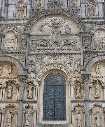 La façade sculptée de la cathédrale Saint Pierre d'Angoulême