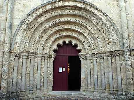 Portail polylobé de l'église Saint Jacques d'Aubeterre sur Dronne