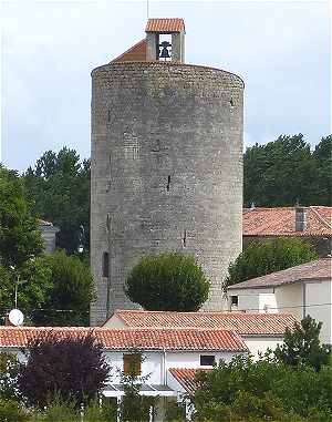 Tour de l'ancien château d'Aulnay