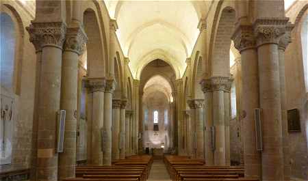 Intérieur de l'église Saint Pierre d'Aulnay