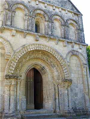 Façade de l'église Notre-Dame d'Avy en Pons