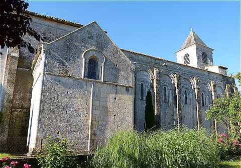 Flanc Nord de l'église Saint Martin de Chadenac