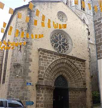 Façade et portail de l'église Saint Maxime de Confolens