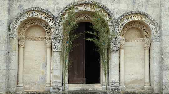 Portail sur la façade de l'église Notre-Dame de Corme-Ecluse