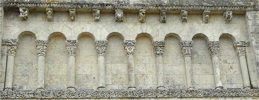 Premier étage de la façade de l'église Notre-Dame de Corme-Ecluse