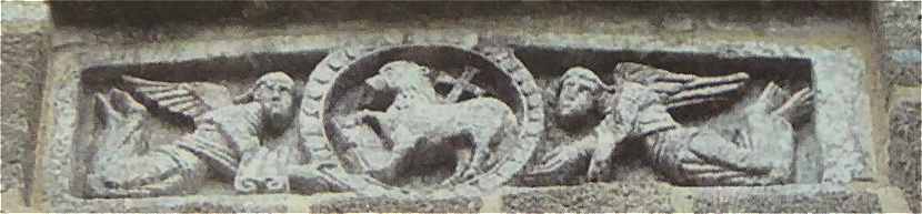 Bas-relief au dessus du portail de l'église d'Esse