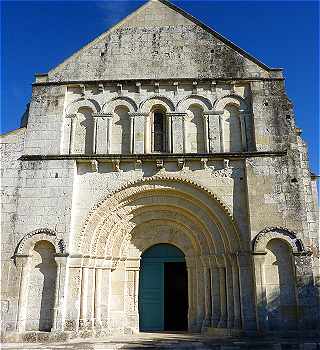 Façade de l'église Saint Saturnin à Mosnac