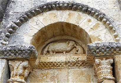 Tympan de l'arc gauche de l'église Saint Martial de Mouton