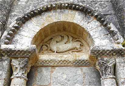 Tympan de l'arc droit de l'église Saint Martial de Mouton