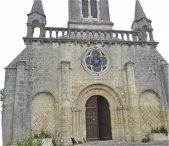 Façade de l'église Saint Denis à Oléron