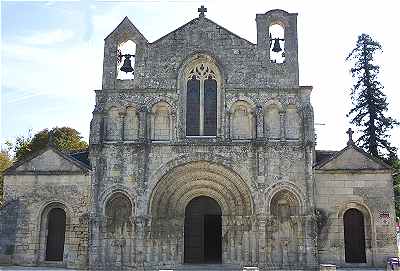 Façade de l'église Saint Vivien de Pons