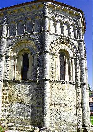 Décoration sculptée du chevet de l'église Notre-Dame de Rioux