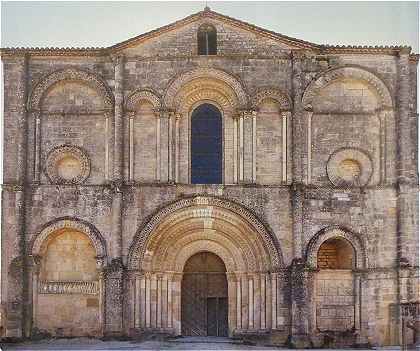 Façade de l'église de Saint Amant de Boixe