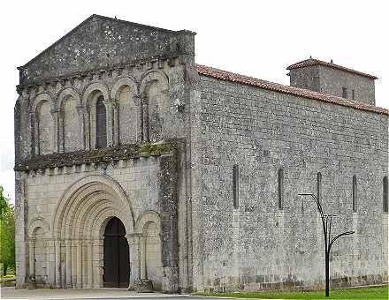Façade de l'église de Saint Léger en Pons