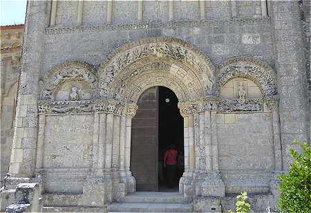Portail Nord de l'église Romane Sainte Radegonde de Talmont sur Gironde