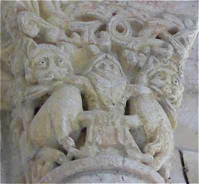 Sculpture de l'abside de l'église Saint Pierre de Thaims