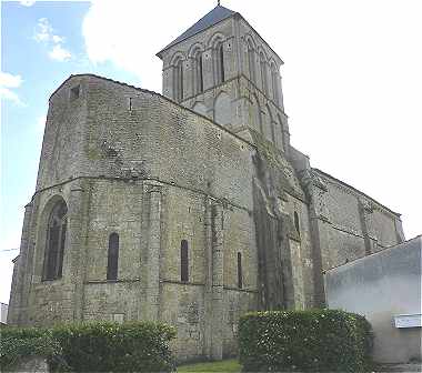 Chevet (avec salle de gardes) et clocher de l'église Saint Vivien de Vandré