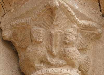 Chapiteau sculpté du portail de l'église d'Aberin