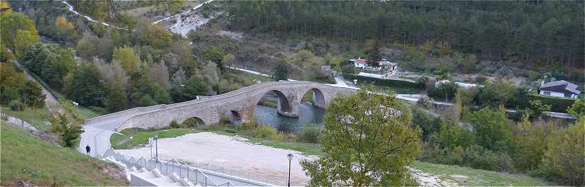 La vallée de l'Irati et le pont au dessus de la rivière à Aoiz