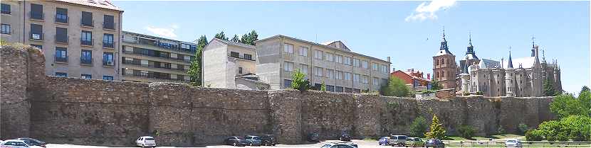 Remparts Romains, Palais épiscopal et Cathédrale Sainte Marie à Astorga