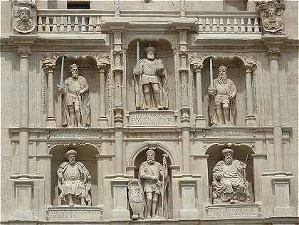 Statues de la Porte Santa Maria à Burgos