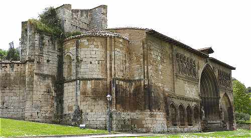 Vue du côté Ouest de l'église de Santo Sepulcro à Estella