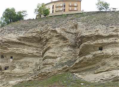 Grottes dans les falaises de Lerin