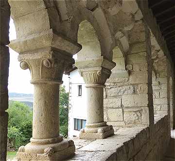 Arcs, colonnes et chapiteaux de la galerie de l'église d'Eusa