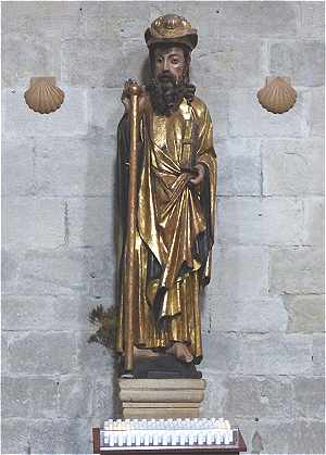 Statue de Saint Jacques dans l'église Santiago à Puente la Reina
