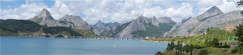 Panorama sur le Lac du barrage de Riano, à droite le nouveau village de Riano