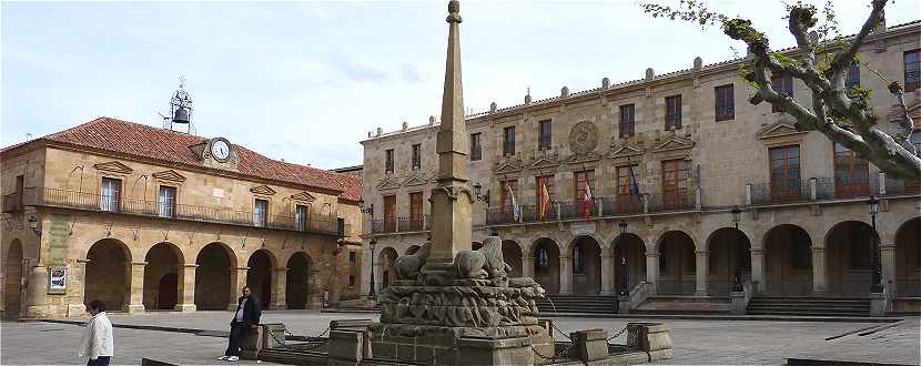 Plaza Mayor à Soria avec la Palais de la Audiencia et l'Ayuntamiento