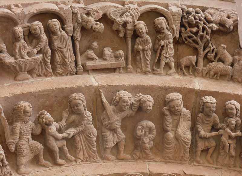 Sculptures de la façade de l'église Romane Santo Domingo de Soria: en bas le Massacre des Innocents, en haut scènes de la vie du Christ