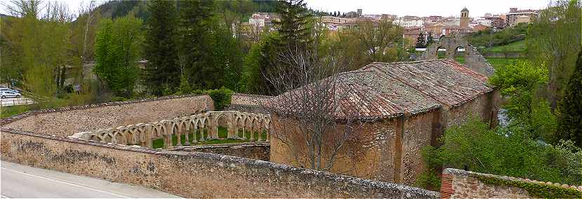 Monastère San Juan de Duero, à l'arrière-plan, en hauteur la ville de Soria