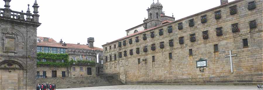 Praza do Quintana à Saint Jacques de Compostelle avec la Casa de la Parra à gauche et le Monastère de Antealtares sur la droite