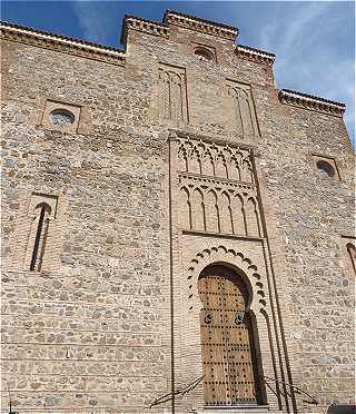 Façade occidentale de l'église Santiago del Arrabal à Tolède