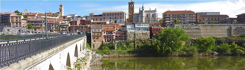 Panorama sur Tordesillas au-dessus du Duero