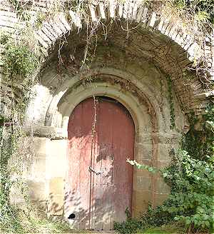 Portail de l'église San Esteban d'Urbicain dans la vallée de l'Izagaondoa